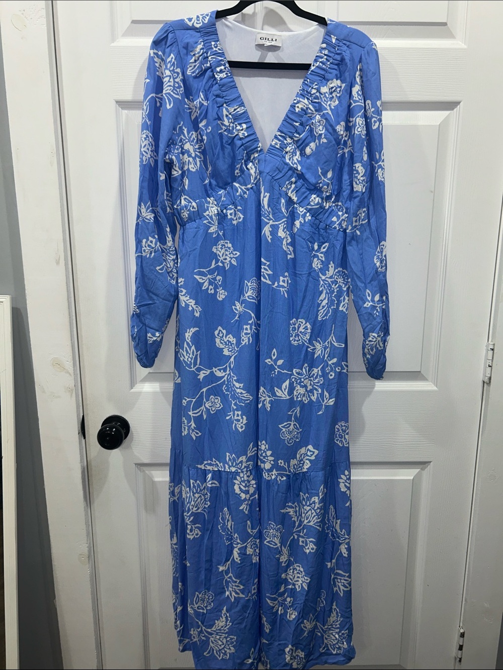 NWOT Gilli Blue & White Floral V-Neck Maxi Dress